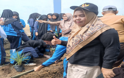 SMK Negeri 8 Samarinda Gelar Penanaman Pohon Buah dan TOGA, Wujudkan Sekolah Hijau dan Peduli Lingkungan