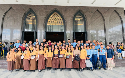 Kebersamaan dalam Doa: Murid SMK Negeri 8 Samarinda Ikuti Ibadah Bersama SMA/SMK se-Samarinda